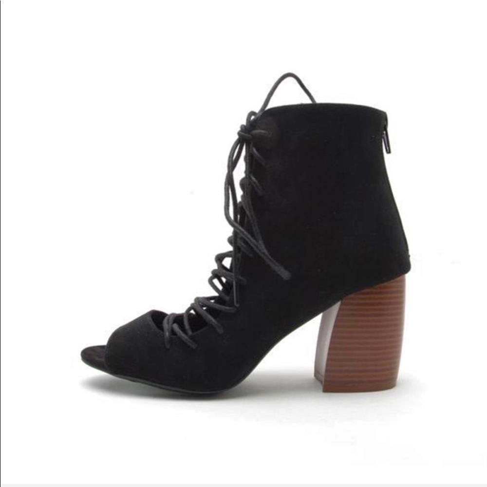 ✨NEW Lola Lace Booties- in Black - Picture 3 of 8
